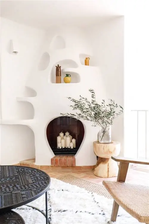 Известковый дом с круглым дымоходом и кирпичными и каменными полами