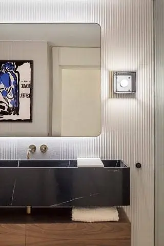 В ванной комнате люкса AXOR BY HANSGROHE смеситель, раковина дизайна Abel Prez Gabucio, шкафчик внизу и лампа… В ванной комнате люкса AXOR BY HANSGROHE смеситель, раковина дизайна Abel Prez Gabucio, шкафчик внизу и лампа…