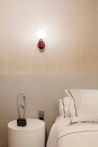 В одной из комнат прикроватные тумбочки SANGIACOMMOA, лампа ABALLS DE PARACHILNA и замшевое изголовье… В одной из комнат прикроватные тумбочки SANGIACOMMOA, лампа ABALLS DE PARACHILNA и замшевое изголовье…
