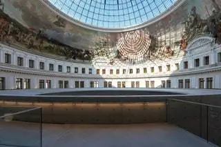 Музей представляет собой архитектурную перестройку бывшего здания Парижской биржи, сводчатого строения…