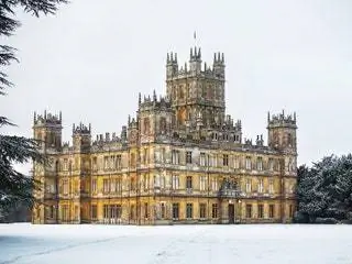 С премьерой таких сериалов, как «Аббатство Даунтон» и «Корона», английские замки и особняки оказались в центре…