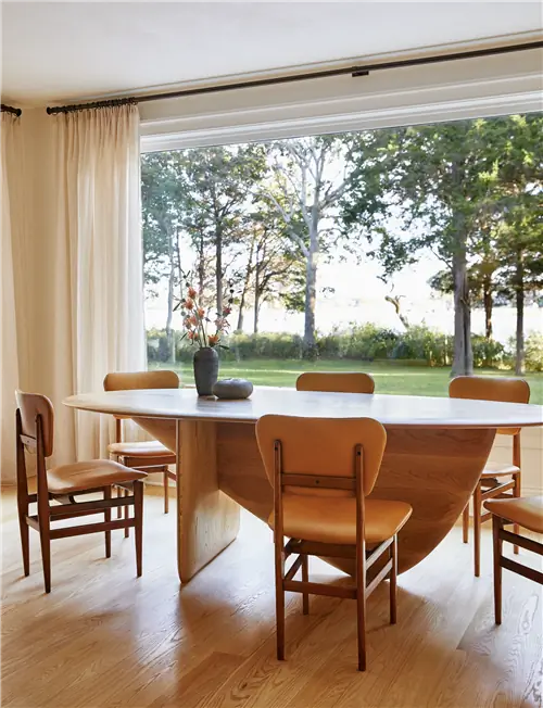 обеденный стол и стулья из светлого дерева