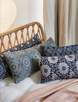 кровать с ротанговым изголовьем