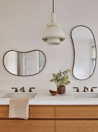 белая столешница и деревянный шкаф с двумя раковинами