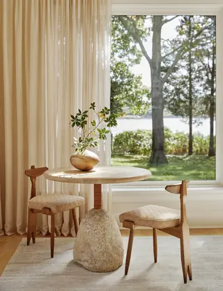 столик с двумя стульями и вазой