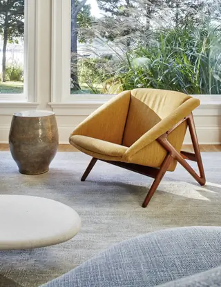 желтое кресло и тумбочка