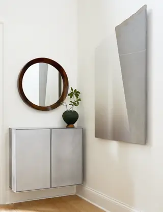 серый шкаф и зеркало