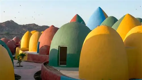 На острове Ормуз, на юге Ирана, находится одно из архитектурных чудес света (и вина лежит на студии ZAV Architects)