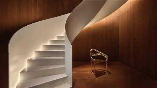 Лестница Barcelona Edition с подсветкой и спиральной формой ведет к бару Punch Room.nbsp