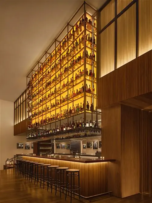 Полка высотой в несколько метров, из которой состоит прилавок Bar Veraz, включает в себя сотни испанских и…