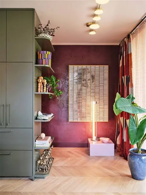 гостиная с фиолетовыми стенами и серыми шкафами