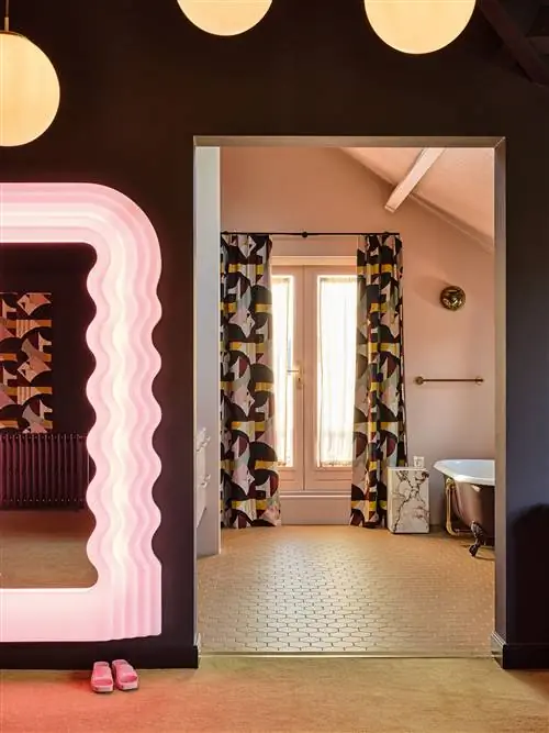 Этторе Соттсасс зеркальные шторы в ванной комнате