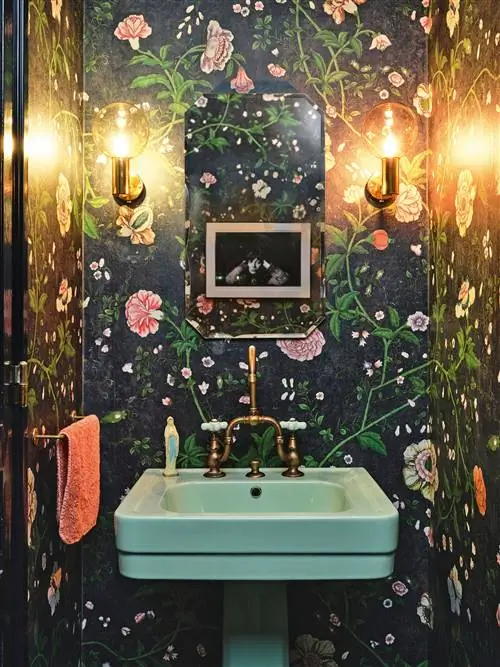 ванная комната с черными цветочными обоями и бирюзовой раковиной