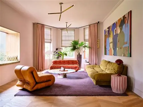 фиолетовый ковер дом окрашен в розовый цвет