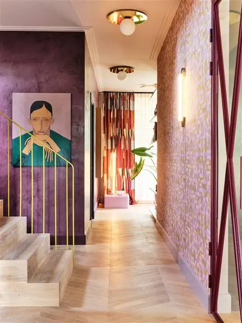 фиолетовые обои в коридоре