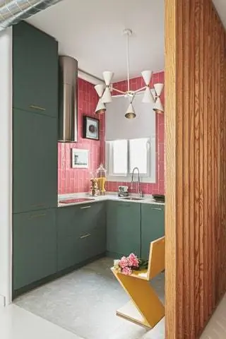 кухня с зеленой мебелью, деревянный стул