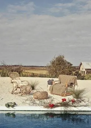 В бассейне-качалке от Rivièra Maison, кресле и пуфике от MCM, пледе из A Portugal Life и керамической лягушке от Bordallo…