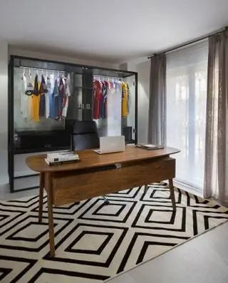 В офисе владельца студия Kat Interior Design разработала эту витрину, чтобы показать самые…