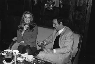 1970 год. Катрин Денев и Франсуа Трюффо во время рождественских каникул в Париже 1970 год. Катрин Денев и Франсуа Трюффо во время рождественских каникул в Париже