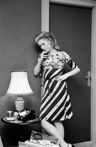 1965 год. Катрин Денев позирует в своей парижской квартире через объектив фотографа Анри Бюро 1965 год. Катрин Денев позирует в своей парижской квартире через объектив фотографа Анри Бюро