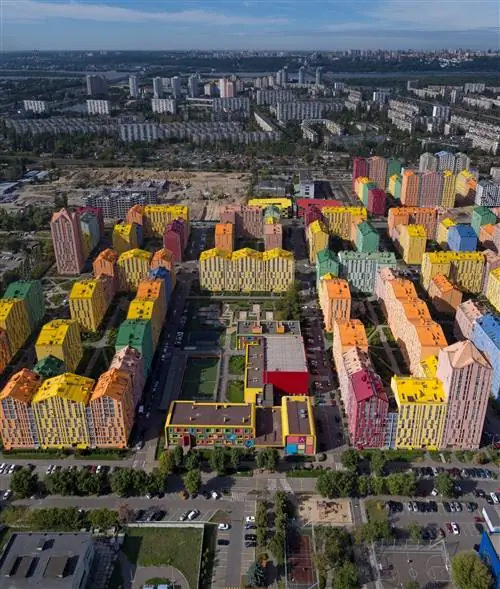 Красочный Lego-вдохновленный микрорайон, который находится в опасности в Киеве