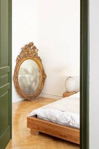 Оригинальное зеркало соседствует с прикроватной тумбочкой Pilma и лампой Zara Home