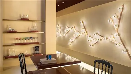 Это магазин элитной посуды, открывший свои двери в центре Милна