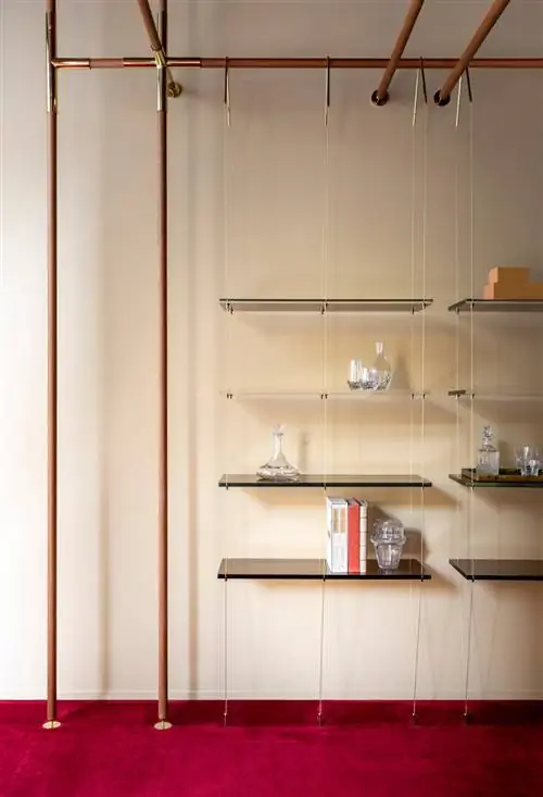 вход в магазин полки из плексигласа красная ковровая дорожка