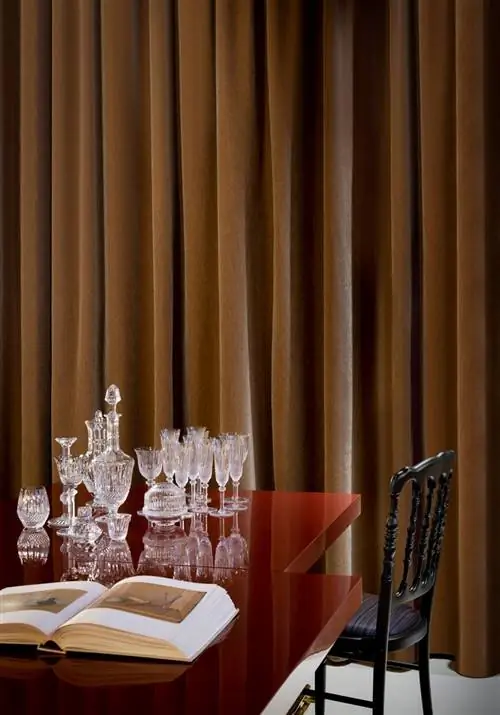 красный лакированный стол черный стул хрустальные бокалы