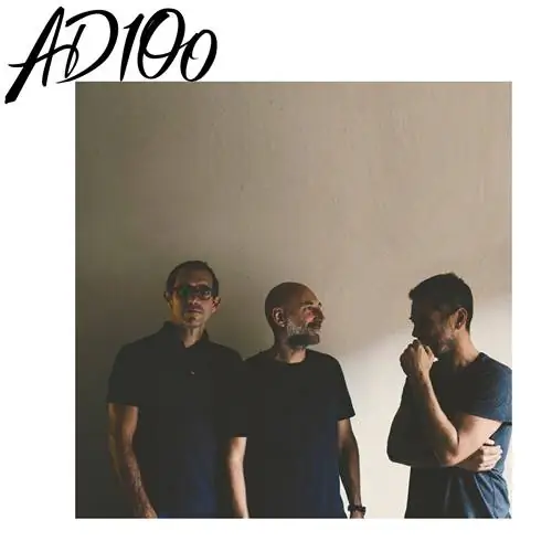 стол со столовыми приборами красные стулья