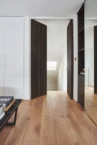 Чтобы подняться на второй этаж, за холодильником и морозильной камерой на кухне спрятана лестница
