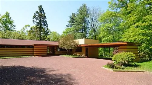 Г-образный дом с плоской крышей