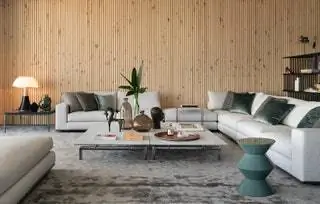 Скульптура Csar: диван Hamilton и кофейный столик Leger от Minotti Pipistrello, прикроватная лампа от Martinelli Luce и книжные шкафы…