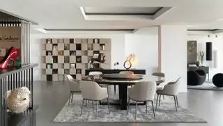 В столовой установлены книжные шкафы Pixl от африканской скульптуры Roche Bobois и настольная лампа Yoruba Rose от Ingo Maurer…
