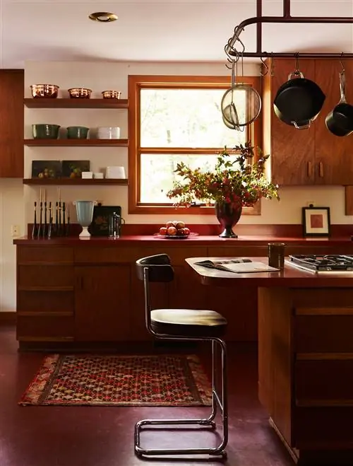 Кухня со стулом и столом