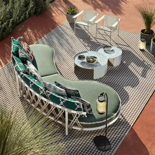 Диван 'TRAMPOLINE' Патриции Уркиолы для 'Cassina' ALEGRÍA de EXTERIOR