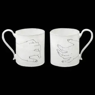 Керамические кружки Лу Дуайона для Astier de Villatte. Это нарисованная ею левая рука певицы и актрисы…