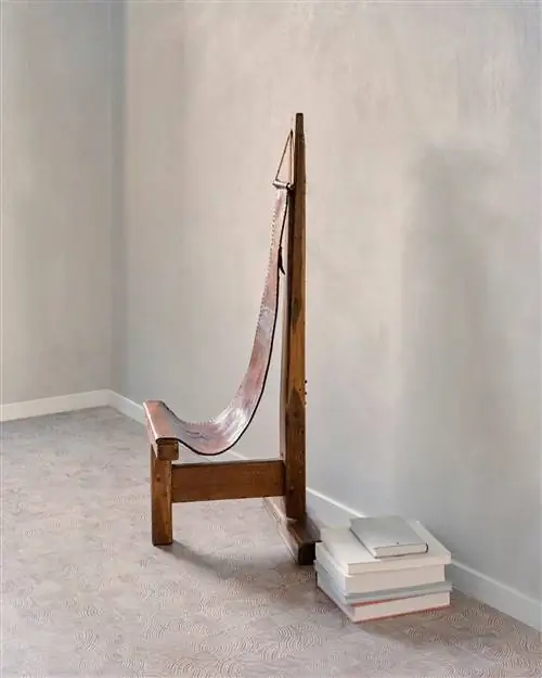 стул и книги на полу