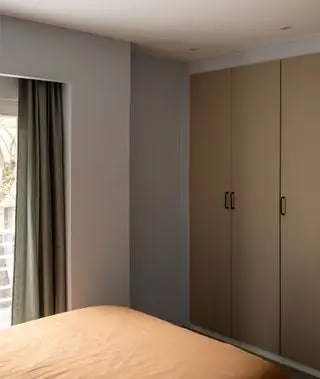 Комнаты, в отличие от других домов с более традиционным распределением, выходят на внешнюю сторону здания в…
