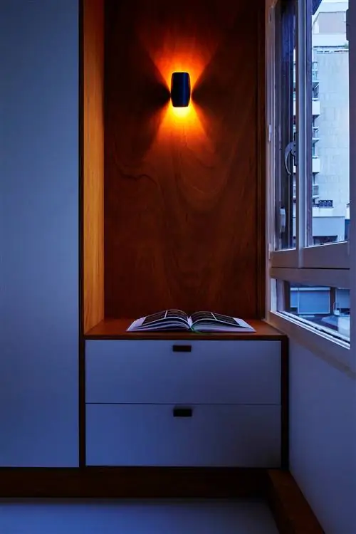 светильник белого и деревянного шкафа на стене