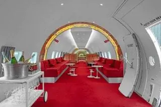 Они хотели затмить нас преобразованием терминала TWA, но теперь команда Stonehill Taylor с Сарой Даффи в… Они хотели затмить нас преобразованием терминала TWA, но теперь команда Stonehill Taylor с Сарой Даффи в…