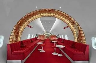Легко увидеть, что дизайн имеет общие корни с отелем TWA, такие как красные ковры и линия середины века, поскольку… Легко увидеть, что дизайн имеет общие корни с отелем TWA, такие как красные ковры и линия середины века, поскольку…