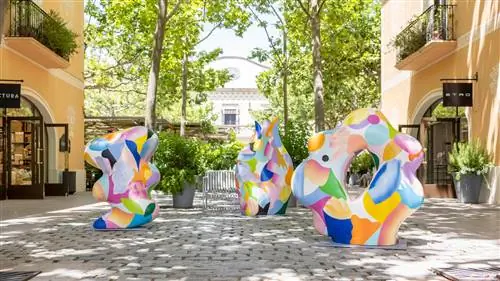 Мобильные скульптуры Мины Хамады на выставке в La Roca Village