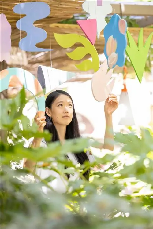 Мобильные скульптуры Мины Хамады на выставке в La Roca Village