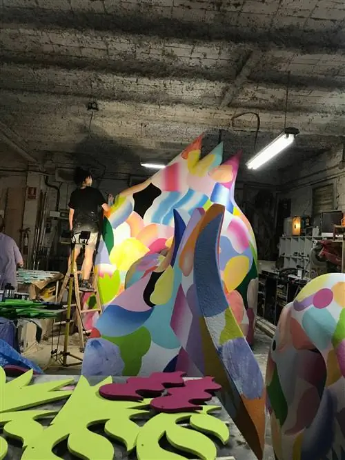 Мобильные скульптуры Мины Хамады на выставке в La Roca Village