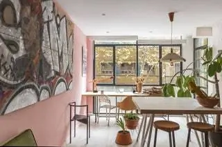 Прислоненное к стене кресло Wendy Wright от Филипа Старка из 1986 года Испанское кресло Gascón из 70-х. Большое окно…