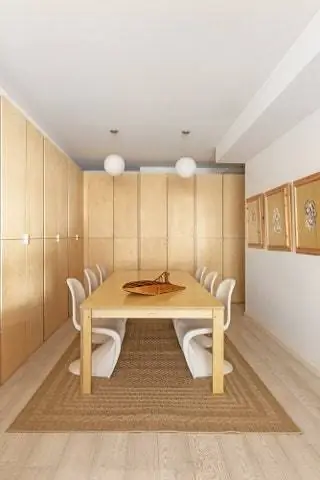 В конференц-зале на ковре из натурального волокна покоятся шесть культовых стульев Panton белого и…