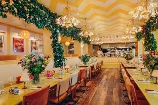 В пространстве, полном красок и уголков, посетителя ждет глубочайшая Италия. И по дизайну, и по блюдам