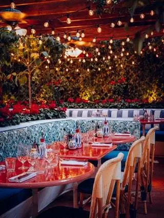 На 235 м2 есть открытое пространство с перголами, полными дикого жасмина и ярких цветов, освещенных их…