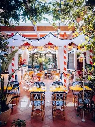 Далекие от однородности, не нужно выходить за террасу, чтобы найти уникальные просветы среди них крещеных…